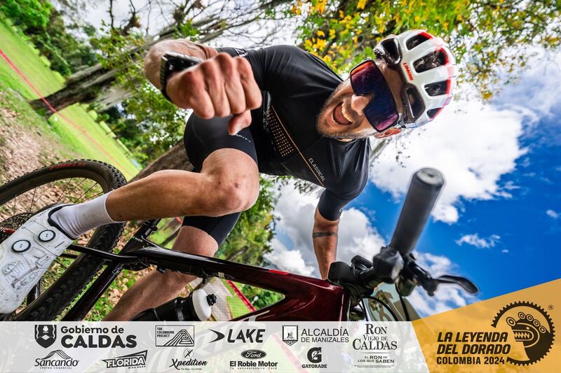 deportista celebra alcanzar la meta en competenca