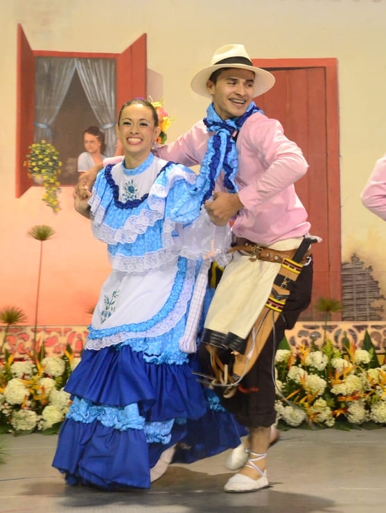 pareja bailarines pasillo