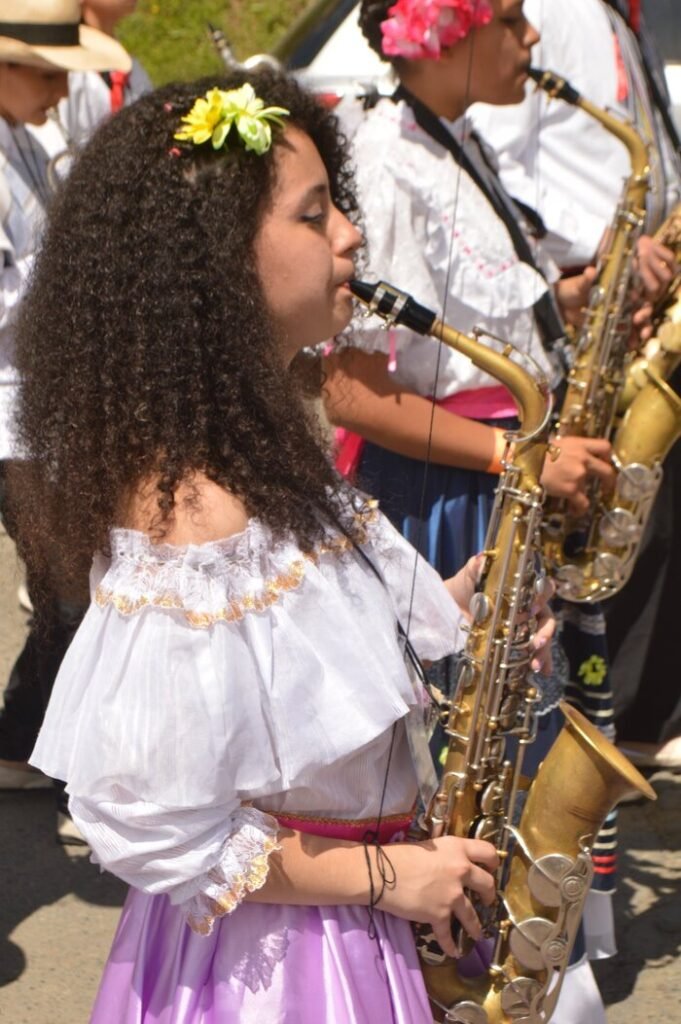 estudiante tocando saxofon