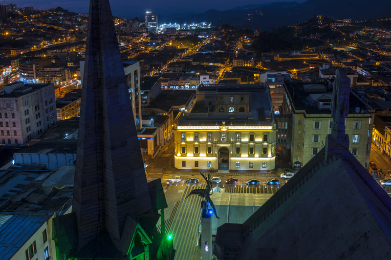 vista de la Plaza de Bolívar de Manizales desde la catedral