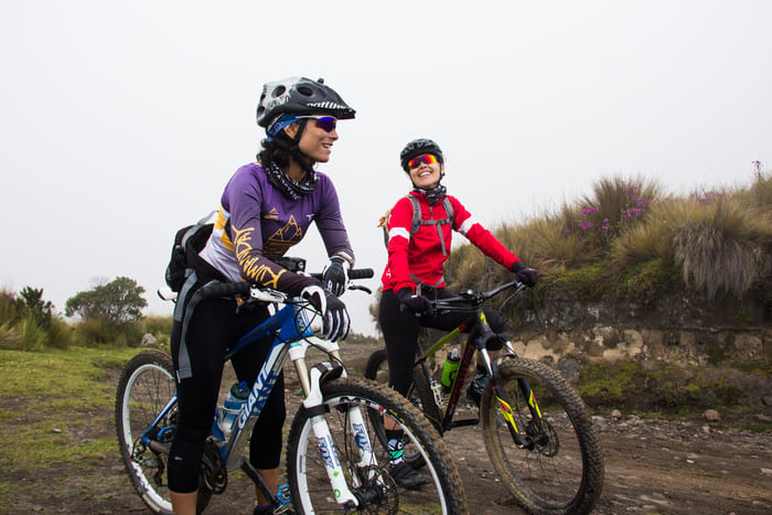 dos amigas disfrutan de un paseo por el nevado