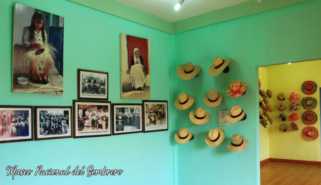 museo nacional del sombrero sombreros expuestos y dos fotos de tejedoras