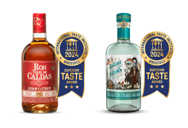 imagen con botellas de licor premiadas, ron viejo de caldas y gin bosque de indias