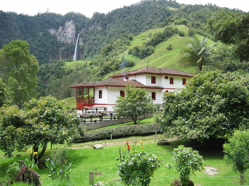 casa u entorno con cascada en el fondo sede de alojamiento de aguas termales en zona del parque los nevados.