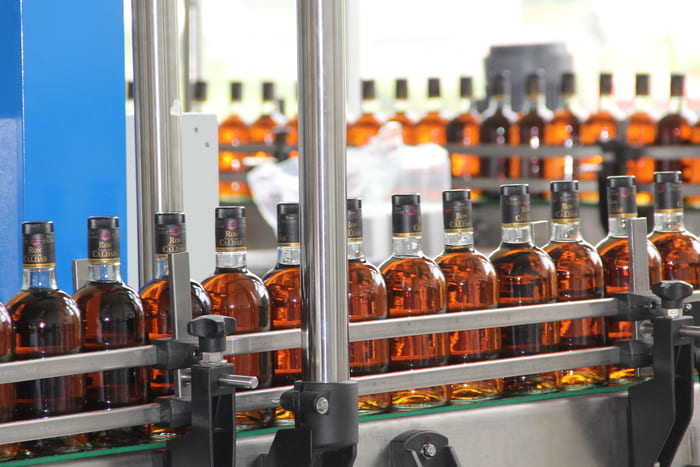 botellas que ruedan durante su proceso envasado