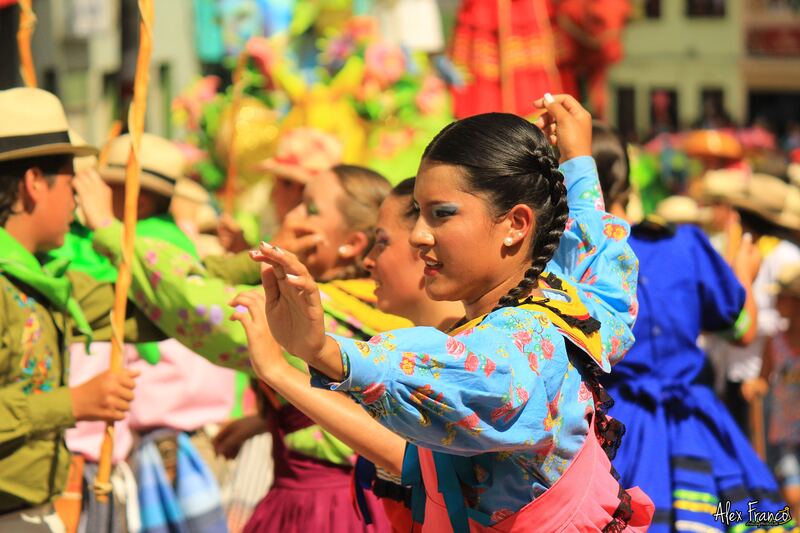 bailarines en desfile pen aguadas durante el festival del pasillos