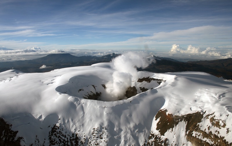 primer plano nevado del ruiz, al fondo vista del parque los nevados