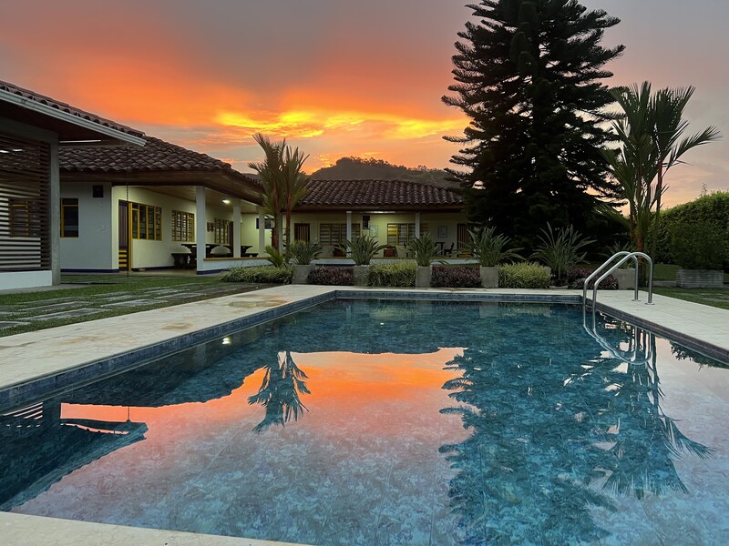 Vista con atardecer del hotel coffe-club