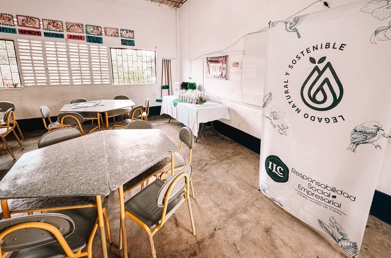 muestra de escritorios que se pusieron en uso fabricados con material reciclable de la ILC