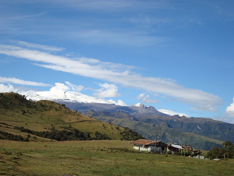 Vista panorámica del nevado del ruiz y una vivienda rural situada en la zona amortiguadora
