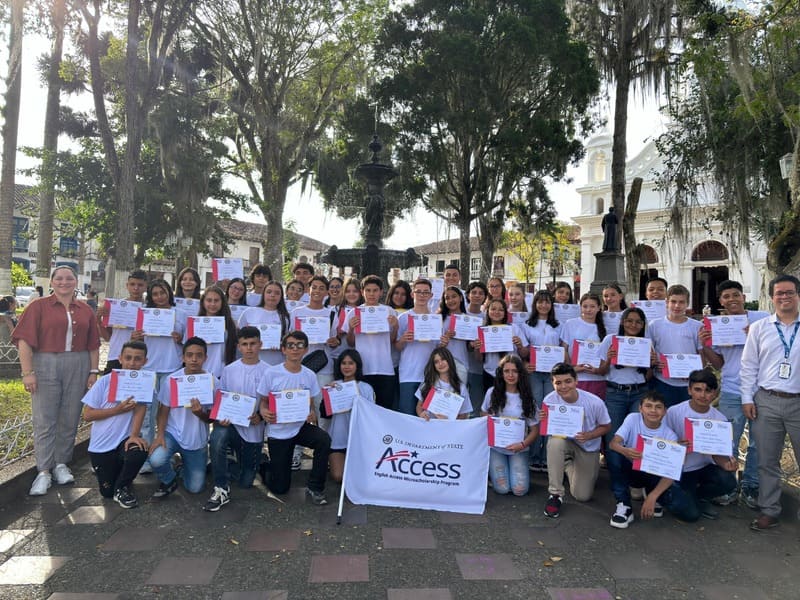 grupo de jovenes beneficiariso de becas posando en parque de salamina Caldas
