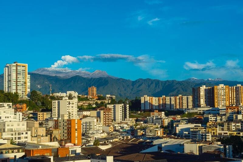panoramica de la ciudad de manizales con fumarola al fondo