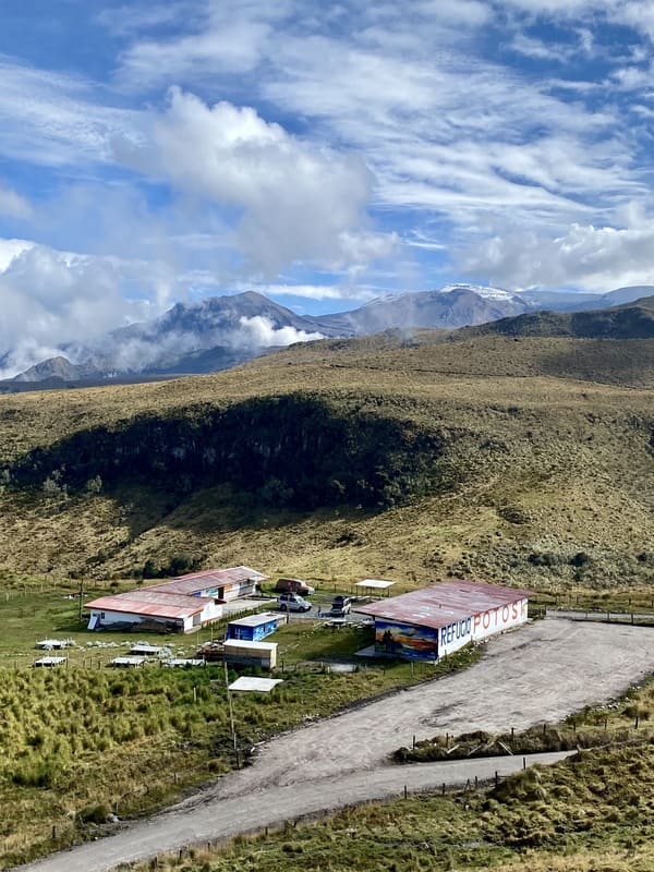 Refugio de alta montaña cerca del nevado del ruiz