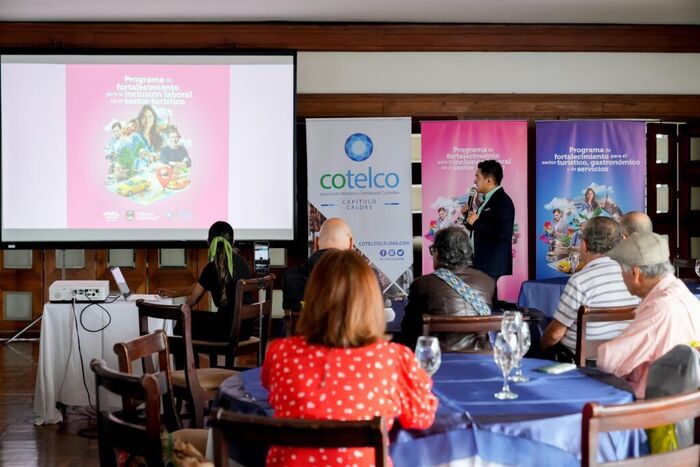 grupo de personas durante la presentacion de programa de inclusion