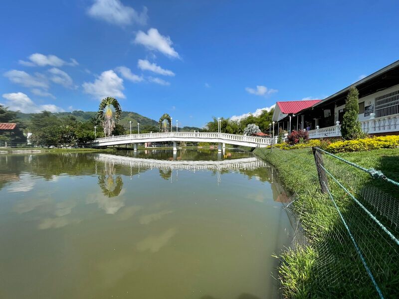 Imagen de puente de entrada al centro vacacional