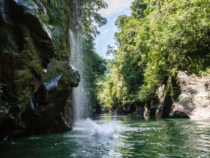 rio la miel y caída de agua