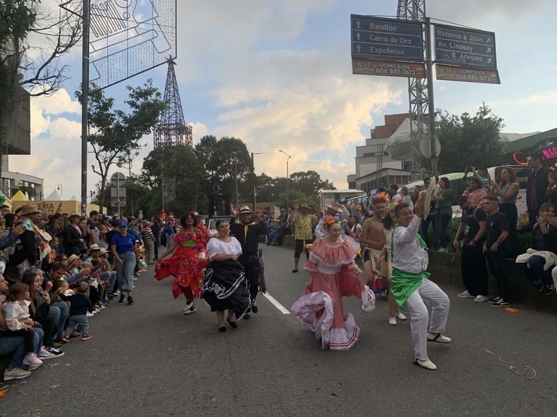 desfile por las calles de Manizales durante la Feria