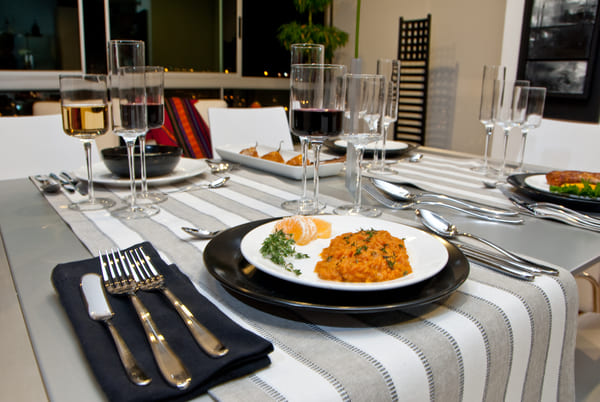 mesa servida con protocolo