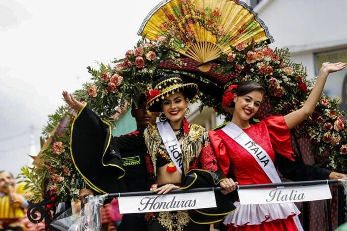 imagen desfile carretas del rocio