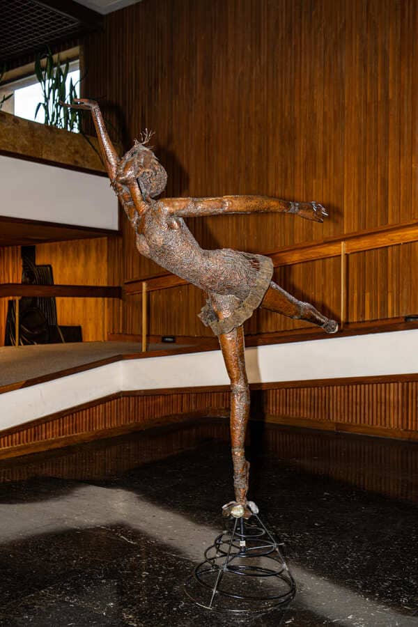 escultura del maestro guillermo botero en el teatro los fundadores